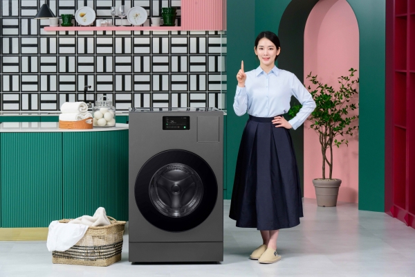 삼성전자 모델이 신제품을 소개하는 모습 [사진=삼성전자]