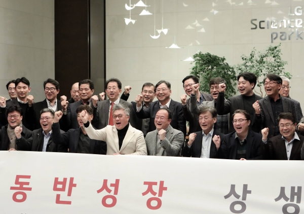문혁수 LG이노텍 대표(왼쪽에서 다섯번째)가 22일 서울 마곡 LG사이언스파크에서 열린 ‘2024 동반성장 상생데이’에 참가한 협력사 대표들과 함께 파이팅을 외치고 있다. [사진=LG이노텍]