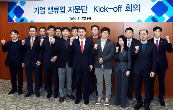 정은보 한국거래소 이사장(앞줄 왼쪽 다섯번째)과 기업 밸류업 자문단이 기념 촬영을 하고 있다. [사진제공=한국거래소]