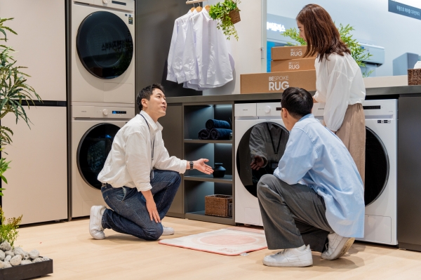 삼성전자 직원이 소비자들에게 신혼가전 캠페인 '비스포크 러그'를 소개하고 있다. [사진=삼성전자]