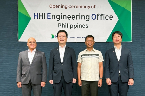 HD현대중공업이 지난 6일 필리핀 마닐라에서 필리핀 국방부 및 해군 관계자들이 참석한 가운데 특수선 엔지니어링 오피스 개소식을 가졌다(사진 왼쪽부터 호셀리또 라모스(Joselito Ramos) 필리핀 국방부 국방획득차관보, 주원호 HD현대중공업 특수선사업부 대표, 시저 발렌시아(Caesar Valencia) 필리핀 해군 부사령관, 이상봉 HD현대중공업 특수선사업부 상무) [사진=HD현대중공업]