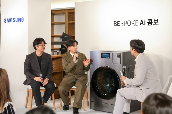 삼성전자 직원과 '청소광' 브라이언이 비스포크 AI 콤보 제품으로 토크쇼를 진행하고 있다. [사진=삼성전자]
