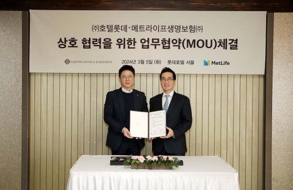 전원태 메트라이프생명 최고마케팅책임자 전무(오른쪽)와 롯데호텔 마케팅전략부문장 양재혁 상무가 지난 5일 롯데호텔 서울에서 메트라이프생명과 롯데호텔의 상호협력을 위한 협약식을 진행했다. [사진제공=메트라이프생명]