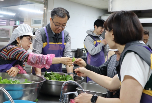 지난 7일 명휘원 종로분원에서 김영성 KB자산운용 대표가 임직원들과 함께 취약계층 어르신을 위한 배식 봉사활동을 진행하고 있다. [사진제공=KB자산운용]