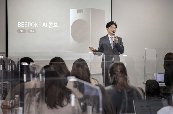 11일 서울 중구 삼성전자 기자실에서 삼성전자 DA사업부 CX팀장 이무형 부사장이 일체형 세탁·건조기 '비스포크 AI 콤보'의 혁신에 대해 설명하고 있다. [사진=삼성전자]