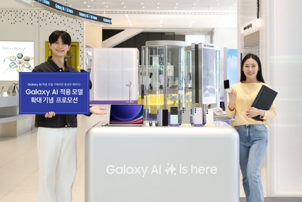 삼성스토어 홍대에서 삼성전자 모델이 '갤럭시 AI 적용 모델 확대 기념 프로모션'을 소개하는 모습 [사진=삼성전자]