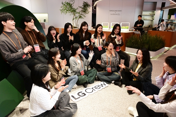 LG전자 CX센터 LSR고객연구소장 권혁진 상무(오른쪽에서 세번째)가 12일 서울 영등포구 '그라운드220'에서 열리는 LG크루 4기 발대식에 앞서 LG크루와 함께 이야기를 나누고 있다. [사진=LG전자]