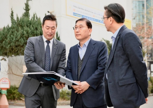 13일 윤영준 현대건설 대표이사(가운데)가 여의도 한양아파트 재건축정비사업 현장을 방문해 설명을 듣고 있다.