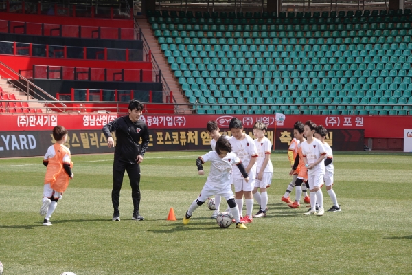 포스코퓨처엠이 17일 포항스틸러스와 함께 미래세대 꿈나무인 어린이들을 위한 축구교실을 열었다. 축구교실에 참여한 어린이들이 드리블 연습을 하고 있다. [사진=포스코퓨처엠]