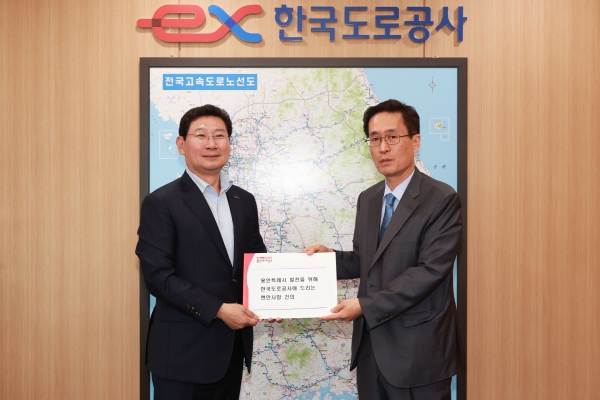 8-1. 이상일 용인특례시장이 지난해 9월 한국도로공사 본사를 방문해 함진규 사장에 현안사항을 건의했다