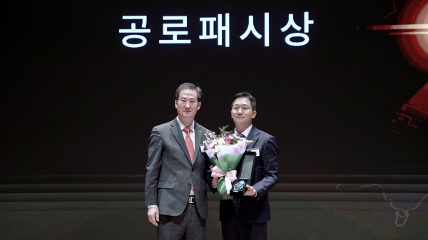 21일 열린 '한국거래소(KRX) 금시장 개설 10주년 기념 세미나'에서 공로패을 수상한 남용수 한국투자신탁운용 ETF운용본부장(오른쪽부터)과 이경식 한국거래소 부이사장이 기념 사진을 촬영하고 있다. [사진제공=한국투자신탁운용]