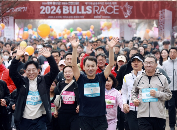 정은보 한국거래소 이사장(사진 정가운데)과 5km 마라톤 참가자들이 출발하고 있다. [사진제공=한국거래소]