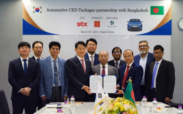 박상준 STX 대표이사(왼쪽 네 번째)와 누룰 마지드 마흐무드 후마윤(Nurul Majid Mahmud Humayun) 방글라데시 산업부 장관(오른쪽 다섯 번째), 아부르 칼람 아자드(Abul Kalam Azad) 프라고티(Pragoti) 대표이사(오른쪽 세 번째)가 18일 서울 중구 STX 본사에서 ‘자동차 CKD 패키지 공급을 위한 업무협약’ 체결 후 기념촬영을 하고 있다. [사진=STX]