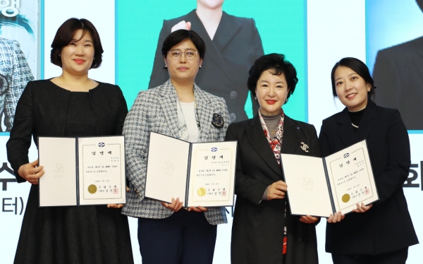 Sh수협은행은 지난 22일 방카슈랑스 마케팅 역량 강화 및 비이자이익 사업 활성화를 위한 ‘2024년 방카 Sh MDRT CLUB’ 발대식을 개최했다. 강신숙 수협은행 은행장(오른쪽 두번째)이 2024년 Sh MDRT CLUB 회장단에게 임명장을 수여하고 기념촬영을 하고 있다. [사진제공=Sh수협은행]