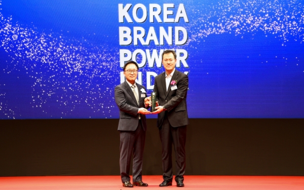 26일 서울 장충동 신라호텔에서 열린 2024년 제26차 한국산업의 브랜드파워(K-BPI) 인증식에서 이상훈 현대엘리베이터 CFO(오른쪽)가 한수희 한국능률협회컨설팅 대표이사로부터 상패를 수상하고 있다. [사진=현대엘리베이터]