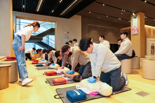 삼성스토어 부천중동점에서 교육 중인 모습 [사진=삼성전자]