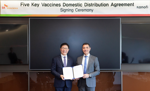 ▲SK바이오사이언스와 사노피 코리아가 주요 5종 백신에 대한 유통 계약을 체결했다. 오른쪽은 사노피 백신사업부 파스칼 로빈(Pascal Robin) 대표.