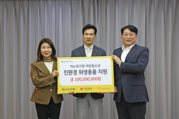 김정현 KB캐피탈 고객전략본부장 상무(가운데)가 김경희 사랑의 열매 본부장(왼쪽)과 조재현 해피피플 이사(오른쪽)에게 후원금 전달을 하고 있다. [사진제공=KB캐피탈]