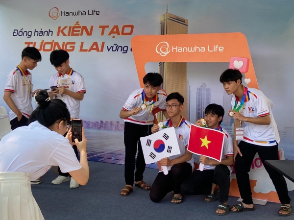 30일 베트남 다낭의 한-베 ICT대학교 캠퍼스에서 진행된 ‘ICT 진로탐색 캠퍼스 투어’ 중 한화생명 부스에서 정보올림피아드대회 우승자들이 이벤트에 참여하고 있다. [사진제공=한화생명]