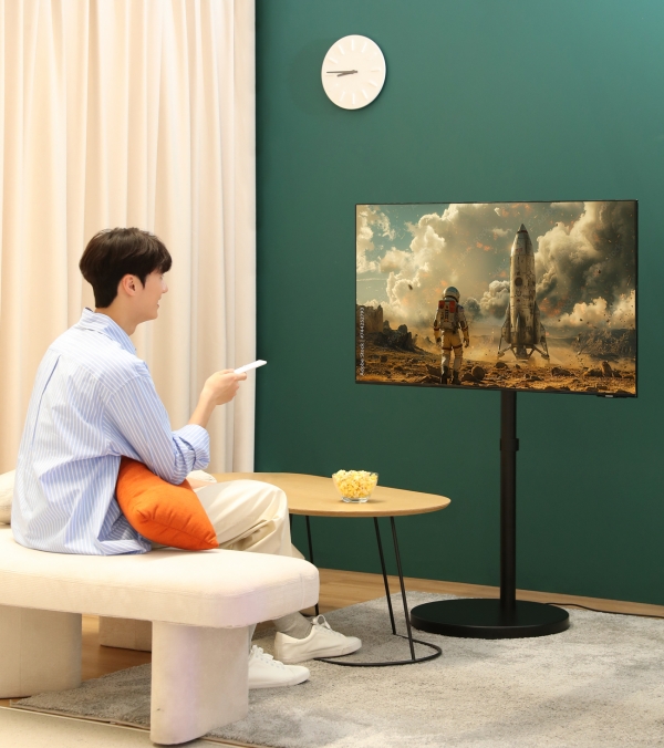 삼성전자 모델이 삼성스토어 홍대점에서 '무빙 스탠드' 출시에 맞춰 삼성전자 43형 스마트모니터와 결합한 '스마트모니터 무빙 스탠드(스무스)'를 소개하고 있다. [사진=삼성전자]
