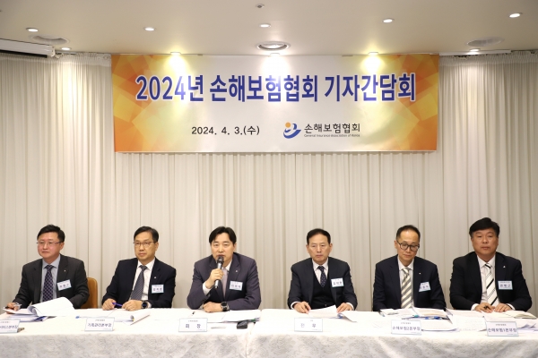 최종수 손해보험협회 소비자서비스본부장(왼쪽부터), 김지훈 기획관리본부장, 이병래 회장, 김대현 전무, 신종혁 손해보험2본부장, 권병근 손해보험1본부장이 3일 서울 광화문에서 열린 기자간담회에 참석해 발언하고 있다. [사진제공=손해보험협회]