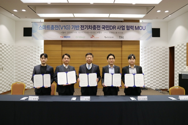 (왼쪽부터) 티비유 백상진대표, 그리드위즈 류준우 사장, 한전 서근배 해외원전사업본부장(가운데), SK일렉링크 조형기 대표, 스칼라데이터 윤예찬 대표 [사진=한국전력]