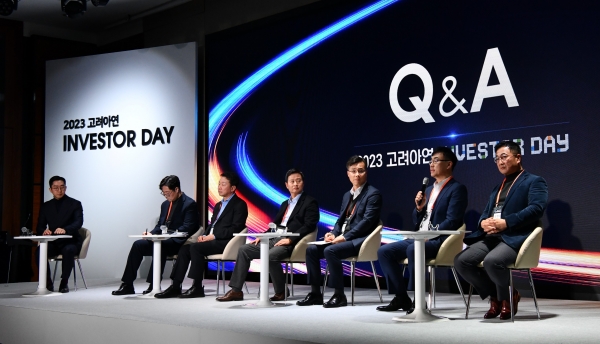 2023 고려아연 'Investor day' Q&A 시간. (왼쪽부터) 신윤식 IR담당, 이상근 기획본부장, 정무경 지속가능경영위원장, 박기덕 TD사업본부 사장, 박기원 TD기술본부장, 정태웅 제련사업 사장, 김정우 제련기술 본부장 [사진=고려아연]출처 : 팍스경제TV(http://www.paxetv.com)