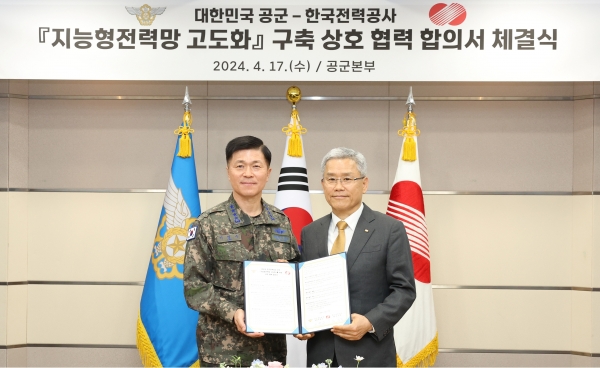 왼쪽 이영수(공군참모총장 대장), 오른쪽 김동철(한국전력 사장) [사진=한국전력]