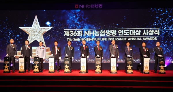 NH농협생명(대표이사 윤해진)이 지난 17일, 18일 양일간 서대문구에 위치한 그랜드 스위스 호텔에서 제36회 NH농협생명 농축협 연도대상을 개최했다. 강호동 농협중앙회 회장(가운데), 윤해진 NH농협생명 대표이사(오른쪽 다섯 번째), 사무소 부문 대상 수상 조합장들이 연도대상 시상식에서 기념 촬영을 하고 있다. [사진제공=NH농협생명]