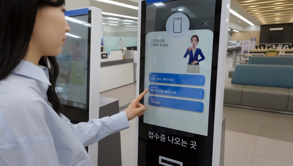 삼성전자 서비스센터를 방문한 고객이 키오스크에서 수어 안내를 받고 있다. [사진=삼성전자서비스]