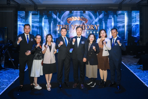지난 18일 인천 인스파이어 엔터테인먼트 리조트에서 열린 ‘2024 신한라이프 영업대상’ 시상식에서 김순기 전략기획그룹장(오른쪽에서 네번째)과 베트남 법인 임직원들이 기념 촬영을 하고 있다. [사진제공=신한라이프]