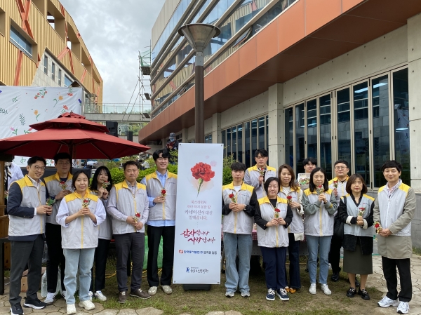어버이날을 맞아 8일 오전 울산 중구 함월노인복지관에서 한국동서발전 임직원들이 어르신에게 감사의 마음을 담은 카네이션을 달아드리기 행사 이후 기념사진을 촬영하고 있다. [사진=한국동서발전] 