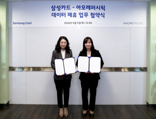삼성카드는 지난 9일 서울 중구 삼성카드 본사에서 아모레퍼시픽과 데이터 제휴 업무협약을 체결했다. 이날 협약식에 참석한 고상경 삼성카드 데이터BIZ담당 상무(왼쪽부터)와 이혜진 아모레퍼시픽 글로벌마케팅전략DIV장 상무가 기념 촬영을 하고 있다. [사진제공=삼성카드]