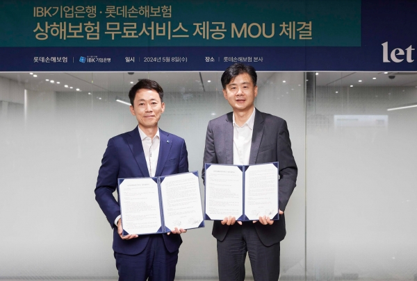 지난 8일 서울 중구 롯데손해보험 본사에서 열린 업무협약식에서 김태형 IBK기업은행 연금사업그룹 부행장(왼쪽부터)과 오명식 롯데손해보험 상무가 기념 촬영을 하고 있다. [사진제공=IBK기업은행]