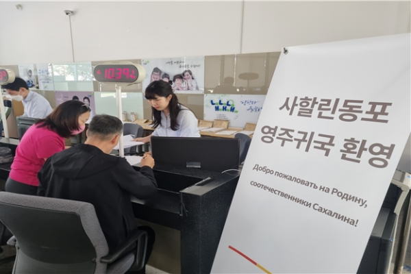 5.13(월) LH 인천지역본부에 마련된 사할린동포 LH 임대주택 계약체결 현장에서 영주귀국 사할린동포를 대상으로 입주를 위한 상담 및 계약체결을 진행하고 있다.