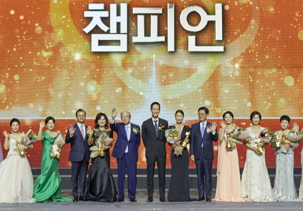 김승연 한화그룹 회장(왼쪽에서 다섯번째)이 한화생명금융서비스 연도대상 시상식에서 여승주 한화생명 대표이사(왼쪽에서 세번째), 이경근 한화생명금융서비스 대표이사(왼쪽에서 여덟번째), 김동원 한화생명 사장(왼쪽에서 여섯번째) 및 챔피언 수상자들과 함께 기념 촬영을 하고 있다. [사진제공=한화생명]