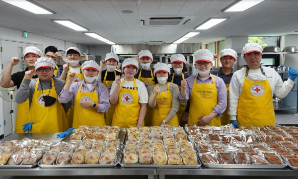 JT친애저축은행 임직원들이 서울 숭인동 대한적십자사 종로빵나눔터에서 ‘사랑의 제빵’ 봉사활동을 진행했다. [사진제공=JT친애저축은행]