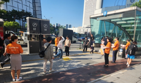 미래에셋증권은 개인투자용 국채 첫 출시를 앞두고 29일부터 3일간 전국 주요 점포에서 ‘가두캠페인’을 실시한다. 이번 행사는 전국 주요 점포 약 450명 임직원들이 동참해 아침 출근시간에 맞춰 개인투자용 국채 출시 기념 안내물을 전달한다. [사진제공=미래에셋증권]