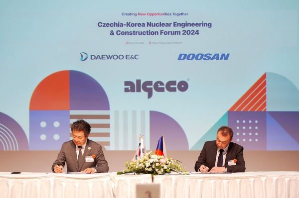 대우건설 백정완 사장(왼쪽)이 27일 체코 프라하에서 현지 업체 Algeco, Lukas Zahradnik Sales Director(알게코, 루카스 자하라니크 영업이사)와 MOU를 체결하고 있다.