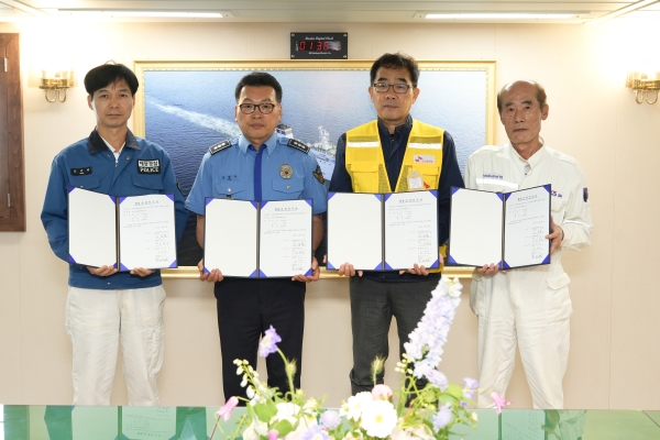 이승철 SK오션플랜트 대표이사, 포스에스앰 건조 감리, 해양경찰청 건조 감독관 등 참석자들이 기념촬영을 하고 있다.