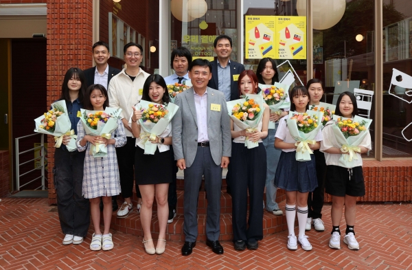 오뚜기 제2회 오뚜기 일러스트레이션 공모전 시상식 단체사진 [사진=오뚜기]