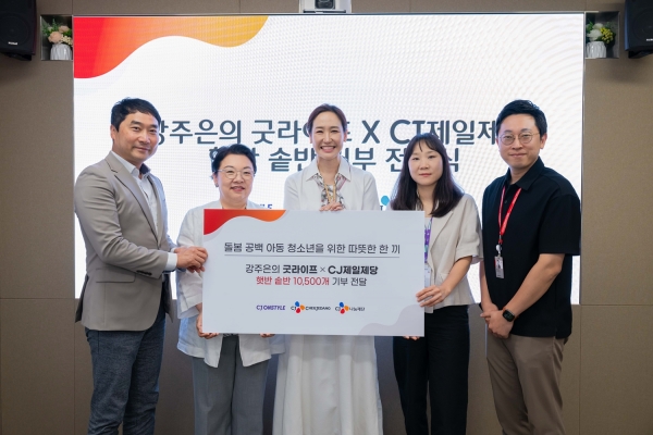 방송인 강주은(가운데)과 CJ제일제당, CJ온스타일 관계자들이 기념촬영을 하고있다. [사진=CJ제일제당]