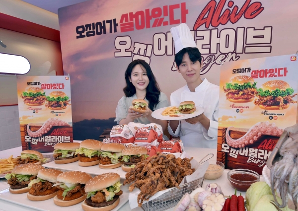 롯데리아, '오징어 얼라이브 버거' 잭팟! 출시 당일 목표 판매량 300% 달성. [사진=롯데리아]