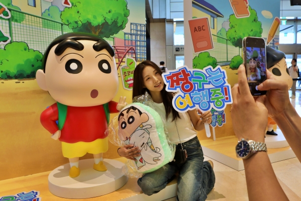 '짱구는 여행중' 팝업스토어 포토존에서 기념촬영을 하는 고객 사진. [사진=롯데쇼핑]