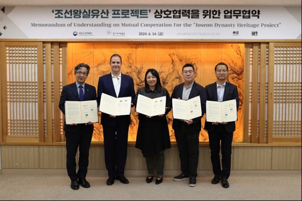 (왼쪽부터)정용재 국립고궁박물관장, 크리스토프 하인리히(Christoph Heinrich) 덴버미술관장, 임수아 클리블랜드미술관 학예연구관, 전승창 아모레퍼시픽미술관장, 강명호 경기도자박물관장 [사진=아모레퍼시픽]