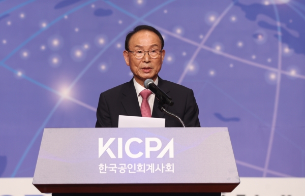 19일 여의도 63컨벤션센터 그랜드볼룸에서 열린 한국공인회계사회 제70회 정기총회에서 제47대 최운열 신임 회장이 취임사를 하고 있다. [사진제공=한국공인회계사회]