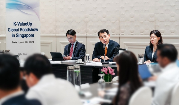 지난 20일(현지시각) 정은보 한국거래소 이사장은 싱가포르 만다린 오리엔탈호텔에서 진행한 로드쇼 행사에서 30여명의 투자자와 기업밸류업에 대한 의견을 나눴다. [사진제공=한국거래소]