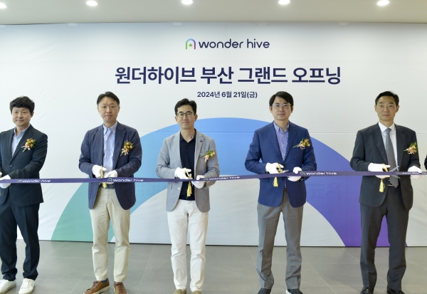 지난 21일 진행된 '원더 하이브 부산' 개소식에서 참석 내빈이 테이프 컷팅식을 진행하고 있다. 유동진 롯데손해보험 기획그룹장 상무(왼쪽부터), 이은호 대표이사, 최원진 사장, 양재승 디지털혁신총괄장 전무, 윤재성 전속그룹장 상무가 기념촬영을 하고 있다. [사진제공=롯데손해보험]