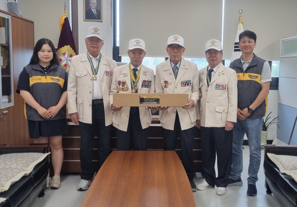 KB캐피탈 관계자가 정태조 6‧25 참전유공자 세종지부장(왼쪽 세번째)과 함께 참전유공자들에게 ‘호국 지팡이’를 전달하고 있다. [사진제공=KB캐피탈]
