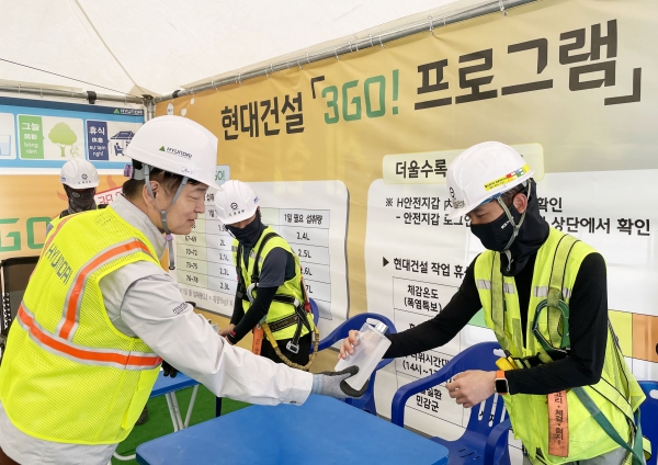 현대건설 황준하 CSO가 힐스테이트 회룡역 파크뷰 현장을 찾아 근로자들에게 수분 보충 음료 링티를 제공하고 있다.
